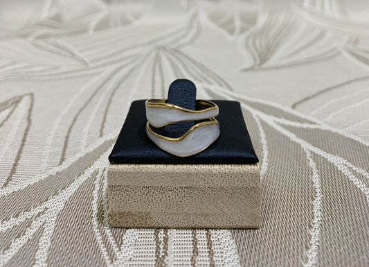 Anillo blanco y dorado